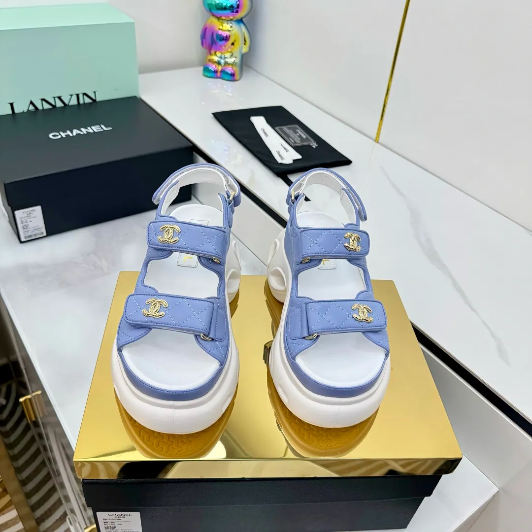 👟👟Ex-factory price 680👟👟 Top version... Chanel｜Chanel Xiaoxiang Velcro Beach Slippers Slippers Casual Beach Shoes 25ss Spring and Summer New Style! Beach shoes are a hit all over the internet! The latest model from the counter, I am still willing to buy it on my feet. It must be ranked among the most popular models. It is invincible in all seasons. Various bloggers and Internet celebrities can see the matching styles. Highly recommended. Pearlescent sheepskin upper, sheepskin lining, suede for feet. Original open-molded TPU outsole size: 35-40 (customized for 40 and 41). Full set of original packaging 👉 👉 👉 👉 👉